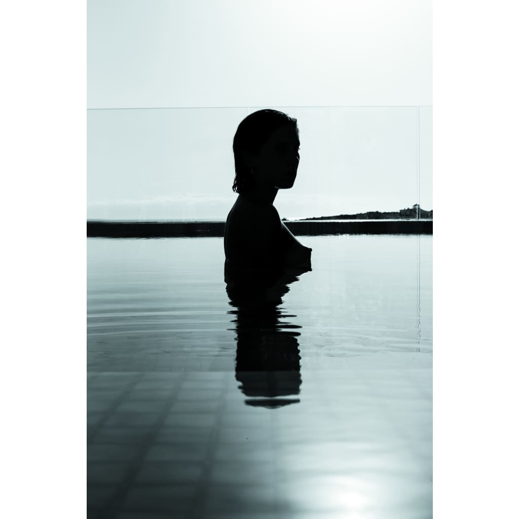 Mirrored woman - The Curators